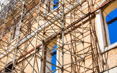 Comment fixer un échafaudage au mur ?