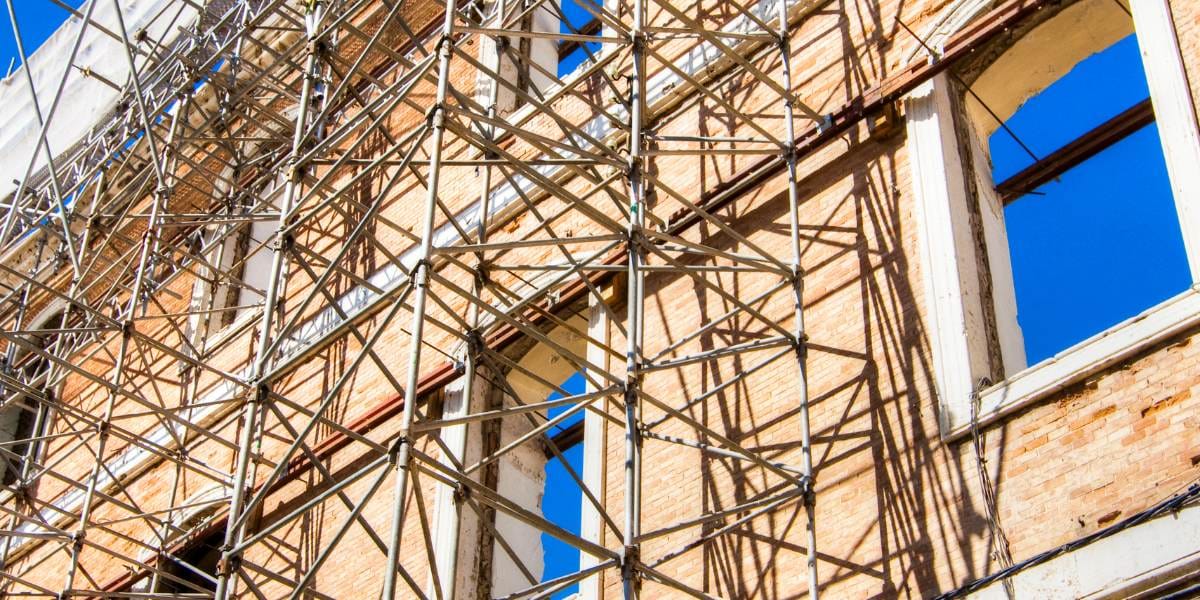 Comment fixer un échafaudage au mur image Vérifications quotidiennes et entretien des systèmes d’ancrage Vérification de l'échafaudage : chaque jour, contrôlez le serrage, l’état des colliers et des pitons. Notez dans le registre la zone, la date, l’opérateur, l’action. Surveillez les zones vibrées (routes, machines) et renforcez si besoin : viser une tenue repère ≈ 500 daN pour les points les plus sollicités. Nettoyez la poussière de perçage résiduelle et resserrez après un choc ou un coup de vent. Ce rituel rend la stabilisation naturelle et l’équipe travaille l’esprit tranquille. Formation des équipes et respect du Code du travail La formation conditionne la sécurité réelle (vous pouvez par exemple passer par un organisme comme Steel Formation). Exigez des monteurs qualifiés, connaissant la règle du 3 pour 1, l’amarrage tous les 4 à 8 m et la tenue du registre. Briefer, démontrer, faire pratiquer : la compétence se voit au traçage, au perçage, au serrage et au contrôle croisé. Rappelez les consignes EPI et interdisez l’usage en cas d’anomalie. Une équipe formée, c’est moins d’imprévus et des chantiers plus sécurisés. Précautions spécifiques pour l’isolation par l’extérieur (ITE) ITE : utilisez chevilles spéciales ITE, entretoises et rondelles élargies pour répartir la charge et éviter les ponts thermiques. Placez les points sur les zones porteuses, pas dans l’isolant seul. Respectez les rythmes d’amarrage (4 m extrémités, 8 m courants) et vérifiez la planéité avant serrage. Consultez les notices fabricants et contrôlez à nouveau après la première journée. Vous obtenez une façade respectée et une stabilisation fiable. Gestion du vent et des conditions météo Vent annoncé ? Réduisez les bâches, densifiez l’amarrage et contrôlez chaque collier. Demandez-vous : « ma structure respecte-t-elle toujours la règle du 3 pour 1 avec ces efforts latéraux ? ». En cas de rafales, limitez l’accès, reportez les opérations sensibles ou démontez partiellement les zones exposées. Après l’épisode, vérifiez l’ensemble et consignez. Mieux vaut prévenir que guérir ! Conseils pratiques et erreurs à éviter lors de la fixation Trois erreurs fréquentes : espacer trop les amarrages, percer dans un mur fragile ou ignorer la ou ignorer la charge transmise. Repères simples : 4 m aux extrémités, 8 m au centre, et un vide ≤ 20 cm à la façade. Bon réflexe : suivre la notice d’ancrage, serrer au couple recommandé et consigner les opérations. Le résultat : un échafaudage stable, des équipes en confiance et un rythme de chantier fluide. Passons à la check-list express ! Repérer le support et choisir la cheville adaptée Aligner, percer, dépoussiérer Poser piton, colliers, tube, puis serrer Conseil du pro : Miser sur du matériel professionnel certifié reste le meilleur choix pour allier sécurité et durabilité. Les solutions proposées par Échafaudages Stéphanois en sont un bon exemple : robustes, conformes aux normes et conçues pour un usage intensif. Choisir ce type d’équipement, c’est réduire les risques d’accident tout en gagnant en efficacité sur le chantier. Checklist avant démarrage (1 minute) Contrôle minute : support bien identifié, points d’amarrage tracés, EPI en place, outillage prêt, accès dégagé. Confirmez la règle du 3 pour 1, planifiez les amarrages (repères 4 m / 8 m), et vérifiez que le vide façade restera ≤ 20 cm. En cas de doute, stoppez et revalidez. Une minute gagnée ici, c’est une heure de travail épargnée ensuite ! FAQ Comment fixer un échafaudage dans un mur ? Repérez les axes en quinconce et gardez le vide à ≤ 20 cm. Choisissez la cheville adaptée : mécanique pour le béton, chimique pour les supports creux. Percez proprement, dépoussiérez, injectez si besoin (cas chimique), puis posez le piton d’ancrage. Montez les colliers, engagez le tube d’amarrage et serrez au couple préconisé. Répétez à chaque niveau et testez la stabilité. Une méthode simple, fiable et reproductible. Comment amarrer un échafaudage ? Positionnez les points en quinconce : tous les 4 m aux extrémités et 8 m en travées courantes. Utilisez des colliers orthogonaux ou orientables et vérifiez l’alignement du tube avec le piton. Serrez progressivement, contrôlez la verticalité et testez la tenue dynamique. Enfin, inscrivez l’intervention au registre et posez un repère visuel sur chaque point validé. Quelle est la règle du 3 pour 1 pour les échafaudages ? La règle du 3 pour 1 stipule qu’un échafaudage ne doit pas dépasser une hauteur supérieure à trois fois sa largeur de base. Exemple : pour une base de 1,5 m, la hauteur admissible est de 4,5 m. Au-delà, il faut prévoir un amarrage renforcé et une stabilisation supplémentaire. Cette règle simple participe à la stabilité de son échafaudage et guide le bon positionnement des points de fixation.