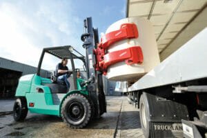 chariot élévateur thermique avec une pince