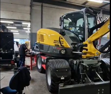 Réparation d'une pelleteuse dans notre atelier
